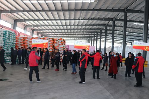 筑夢峰會(huì)核心客戶參觀通四方農(nóng)科成品庫 筑夢峰會(huì)核心客戶參觀通四方農(nóng)科成品庫