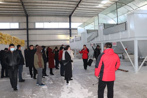 筑夢峰會(huì)核心客戶參觀通四方農(nóng)科高塔車間投料口處 筑夢峰會(huì)核心客戶參觀通四方農(nóng)科高塔車間投料口處