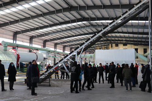 筑夢峰會(huì)核心客戶參觀通四方農(nóng)科高塔車間產(chǎn)品篩分工段 筑夢峰會(huì)核心客戶參觀通四方農(nóng)科高塔車間產(chǎn)品篩分工段