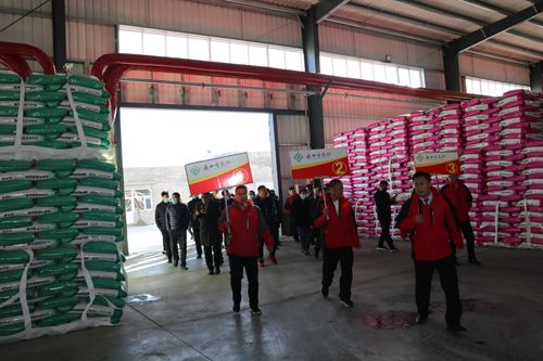 筑夢峰會(huì)核心客戶參觀通四方農(nóng)科成品庫 筑夢峰會(huì)核心客戶參觀通四方農(nóng)科成品庫